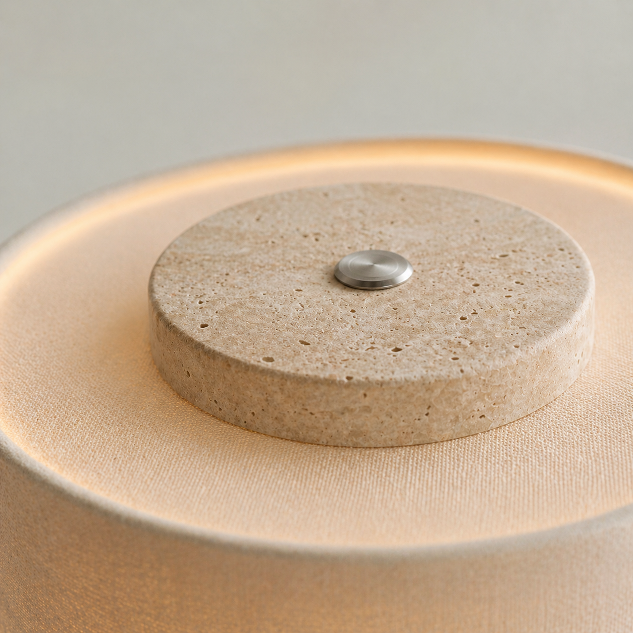 Petra | Portabel Bordslampa i Naturlig Marmor