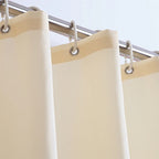 Beige duschdraperi med öljetter